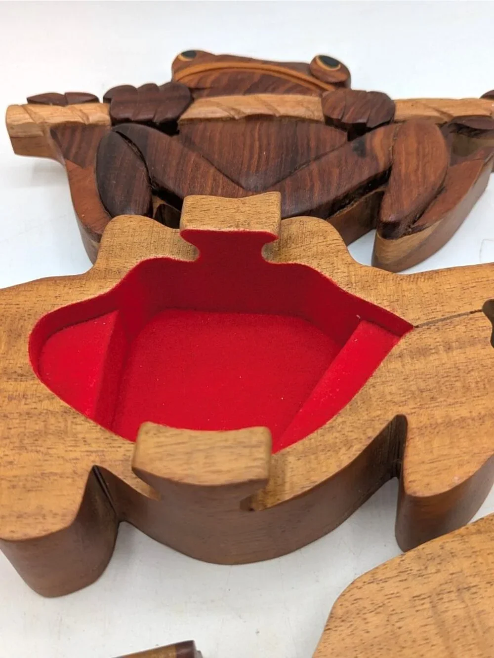 Vintage Wood Marquetry Tree Frog Puzzle Trinket Box Red Velvet Lining 7.5